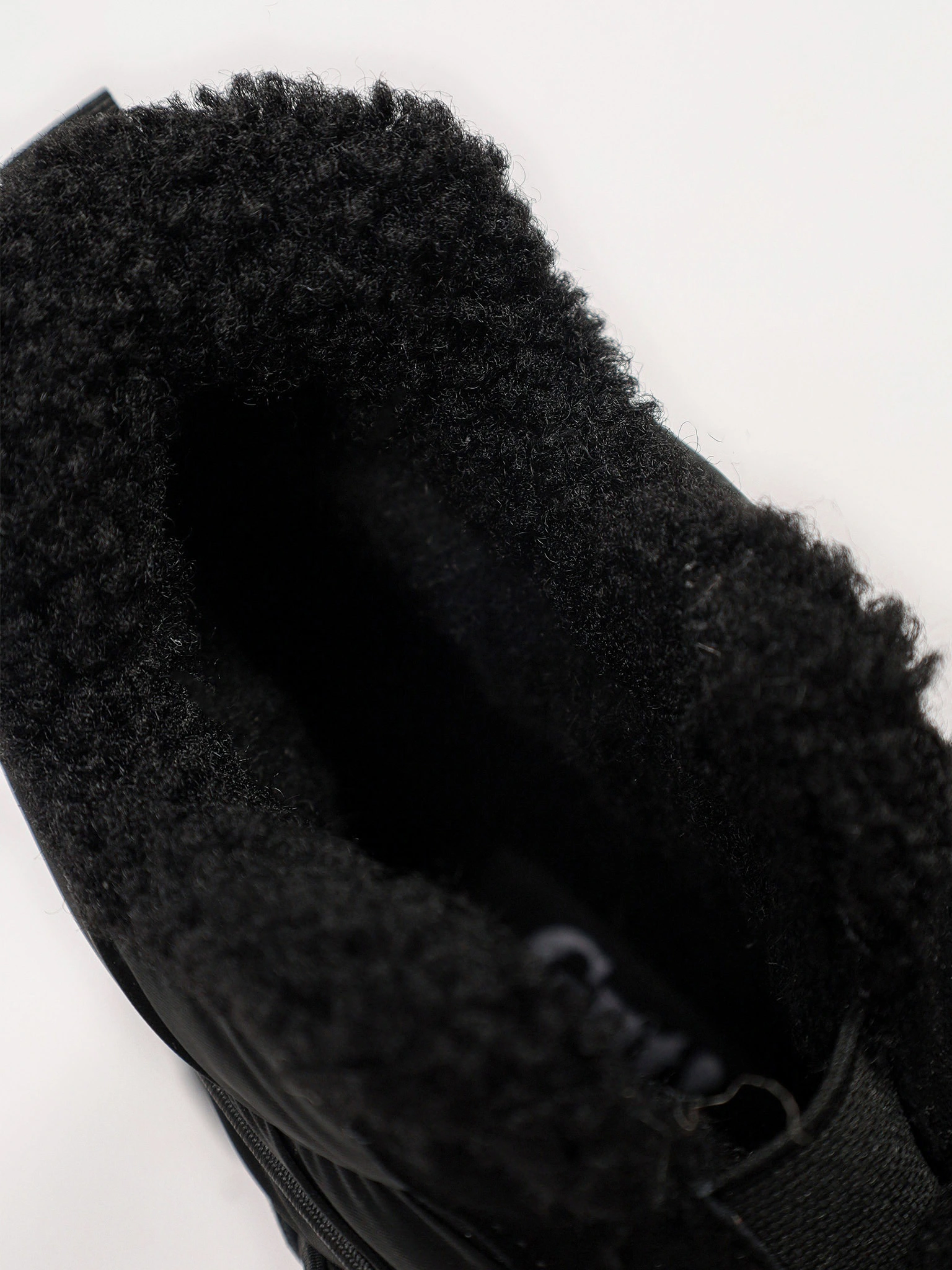 Кроссовки комбинированные черного цвета на рельефной подошве